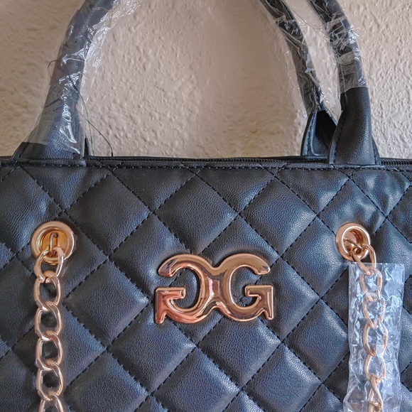 Gilda Paris Chic Black Quilted Tote with Gold Chain Accents - Picture 5 of 14